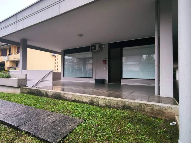 Locale Commerciale in vendita a Olmo, Creazzo