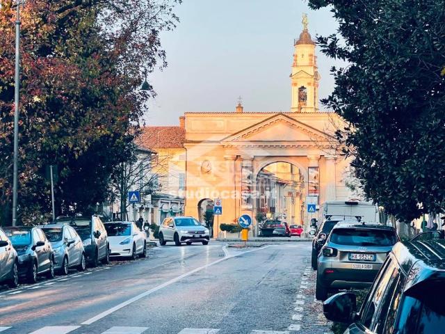 Locale Commerciale in vendita a Crema Nuova, Crema