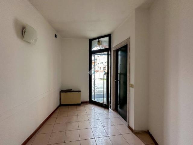 Locale Commerciale in vendita a Cremona, Lombardia