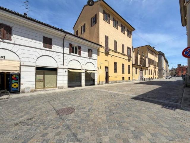 Locale Commerciale in vendita a Centro Storico, Cremona