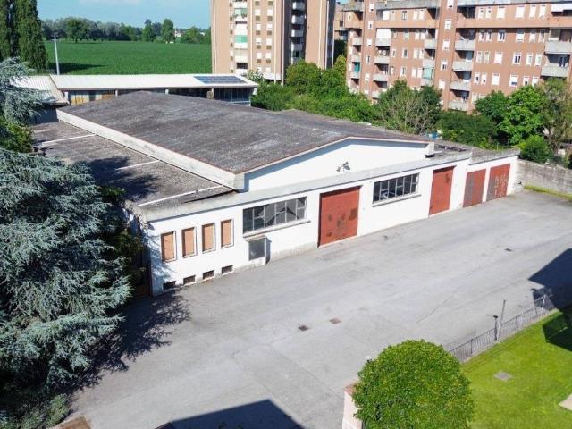 Locale Commerciale in vendita a Roncacesa, Cremona