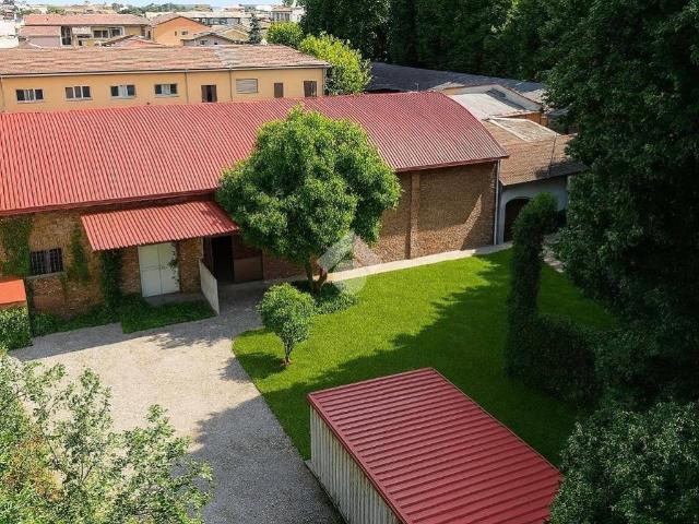 Locale Commerciale in vendita a Borgo Loreto, Cremona