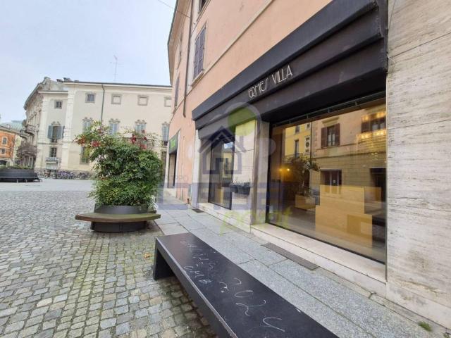 Locale Commerciale in vendita a Zona Castello, Cremona