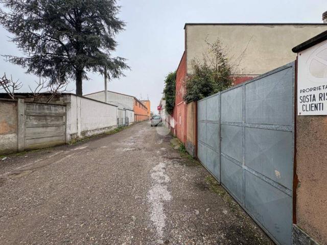 Locale Commerciale in vendita a Incrociatello, Cremona
