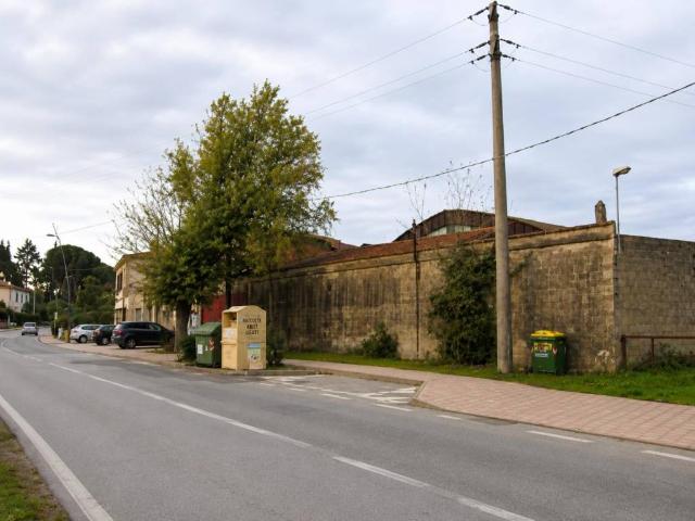 Locale Commerciale in vendita a Crespina Lorenzana, Laura