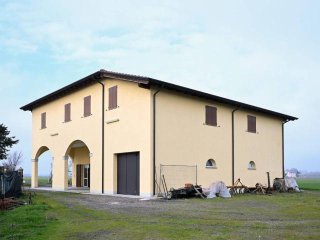 Locale Commerciale in vendita a Unione Terre d'Acqua, Crevalcore