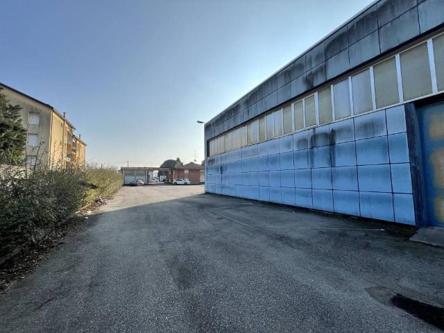 Locale Commerciale in vendita a Cuggiono, Lombardia