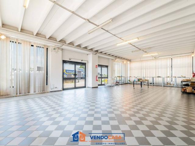Locale Commerciale in vendita a Piemonte, Cuneo