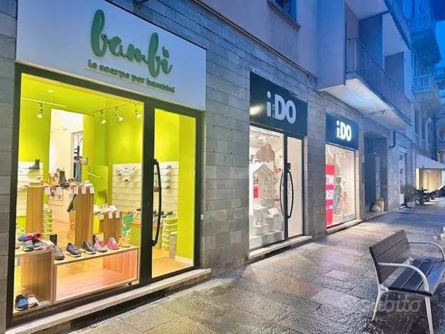 Locale Commerciale in vendita a Cuneo Centro, Piemonte