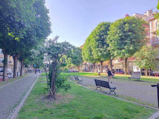 Locale Commerciale in vendita a Cuneo Centro, Piemonte