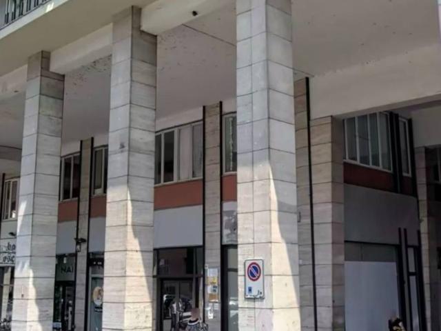 Locale Commerciale in vendita a Cuneo Nuova, Piemonte