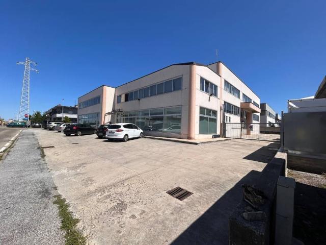 Locale Commerciale in vendita a Tetto Bovis, Piemonte