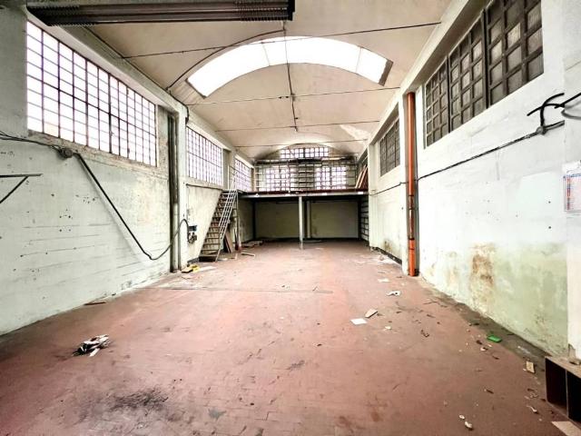 Locale Commerciale in vendita a Cuneo Nuova, Piemonte