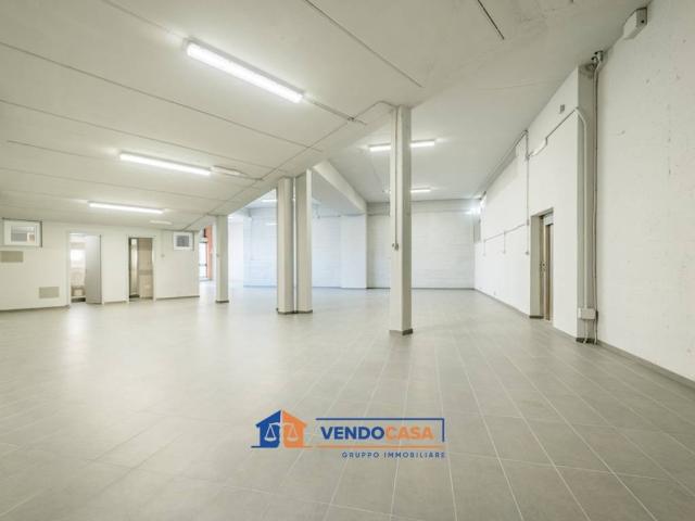 Locale Commerciale in vendita a Piemonte, Cuneo