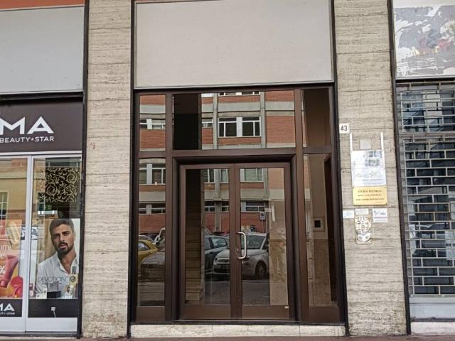 Locale Commerciale in vendita a Cuneo Nuova, Piemonte