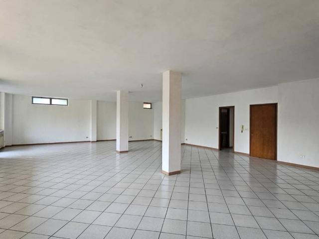 Locale Commerciale in vendita a Ronchi Maddalena, Piemonte