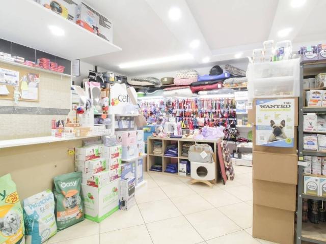 Locale Commerciale in vendita a Marano, Marche