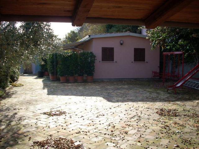 Locale Commerciale in vendita a Marano, Marche