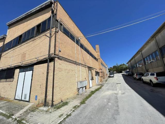 Locale Commerciale in vendita a Cupramontana, Ancona