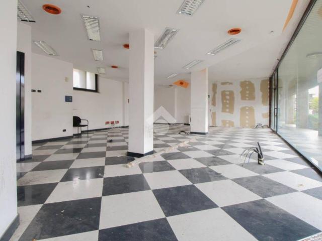 Locale Commerciale in vendita a Curno, Lombardia