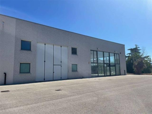 Locale Commerciale in vendita a Curno, Lombardia