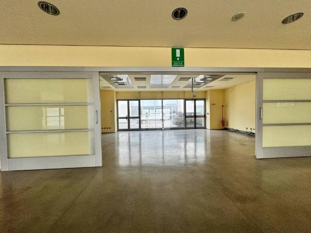 Locale Commerciale in vendita a Curno, Lombardia