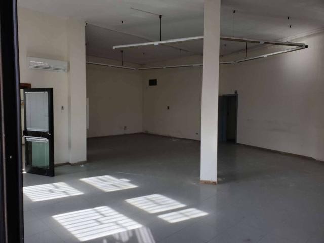 Locale Commerciale in vendita a Puglia, Lecce