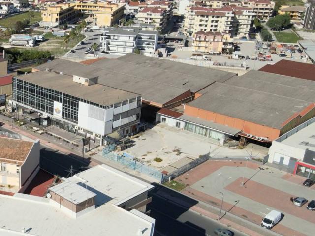 Locale Commerciale in vendita a Curti, Campania