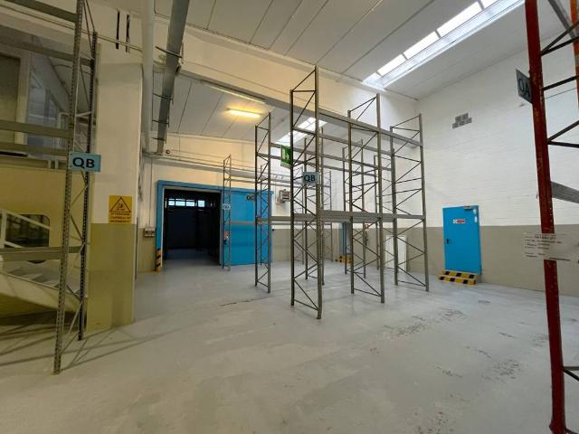Locale Commerciale in vendita a Cusago, Lombardia