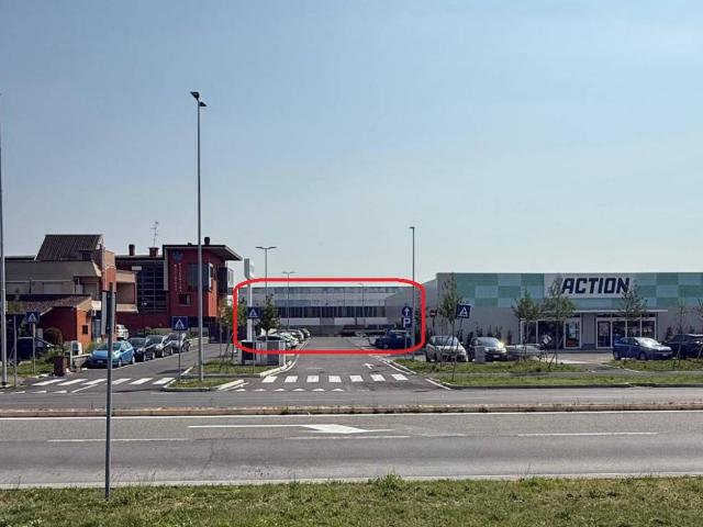 Locale Commerciale in vendita a Cusago, Lombardia