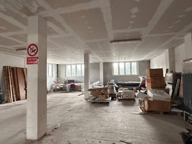 Locale Commerciale in vendita a Zona Omogenea Milano Nord, Cusano Milanino