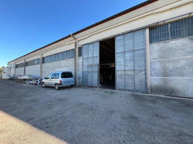 Locale Commerciale in vendita a Puglia, Lecce