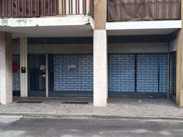 Locale Commerciale in vendita a Dalmine, Lombardia