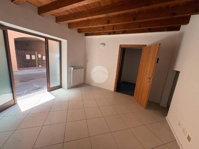 Locale Commerciale in vendita a Dalmine, Lombardia