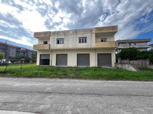 Locale Commerciale in vendita a Calabria, Catanzaro