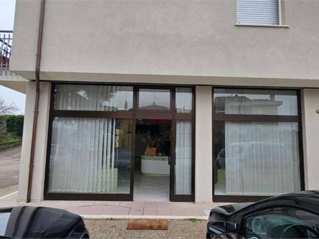 Locale Commerciale in vendita a Deruta, Umbria