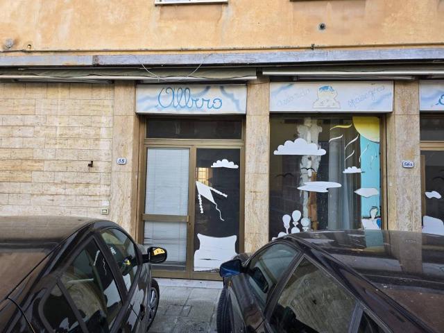 Locale Commerciale in vendita a Deruta, Umbria