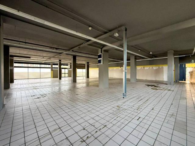 Locale Commerciale in vendita a Desenzano Del Garda, Lombardia
