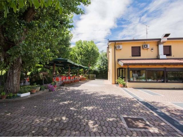 Locale Commerciale in vendita a Desenzano Del Garda, Lombardia