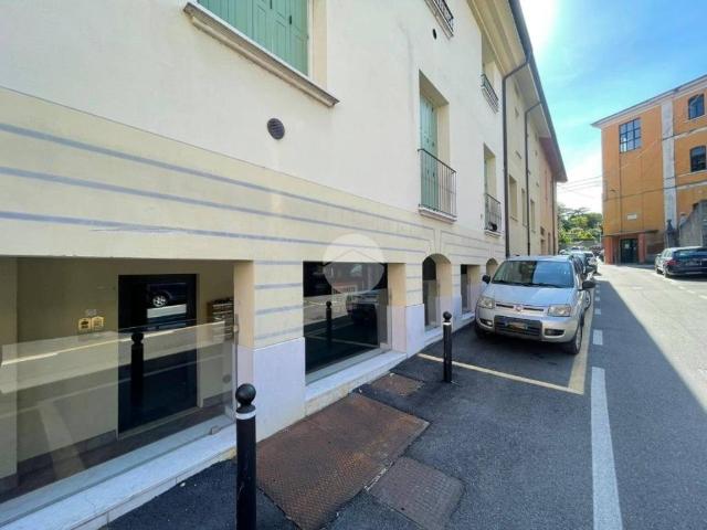 Locale Commerciale in vendita a Desenzano Del Garda, Lombardia