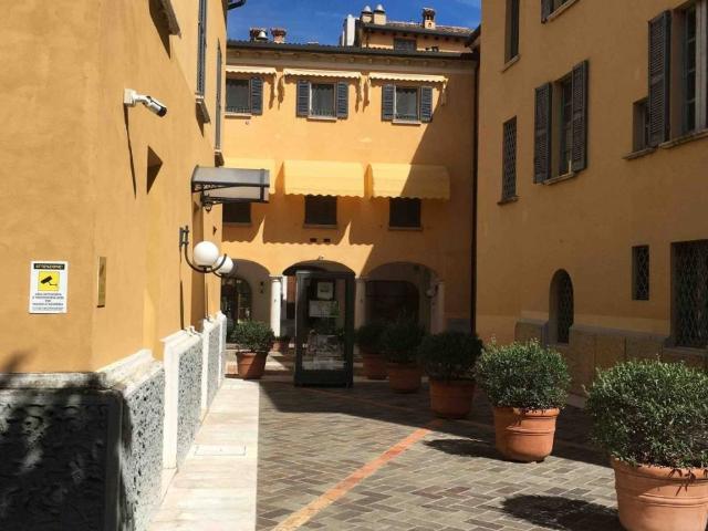 Locale Commerciale in vendita a Desenzano Del Garda, Lombardia
