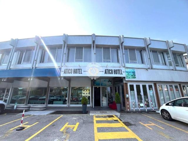 Locale Commerciale in vendita a Vicina, Desenzano Del Garda