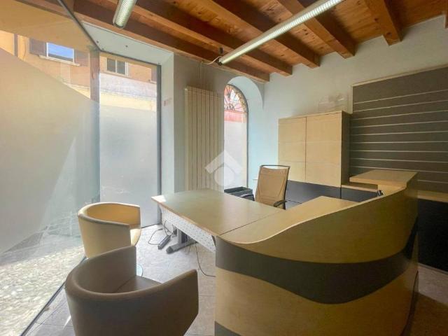 Locale Commerciale in vendita a Rivoltella del Garda, Desenzano Del Garda