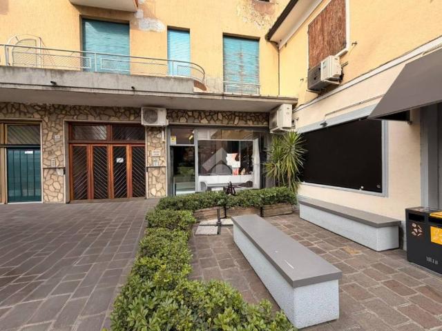 Locale Commerciale in vendita a Rivoltella del Garda, Desenzano Del Garda