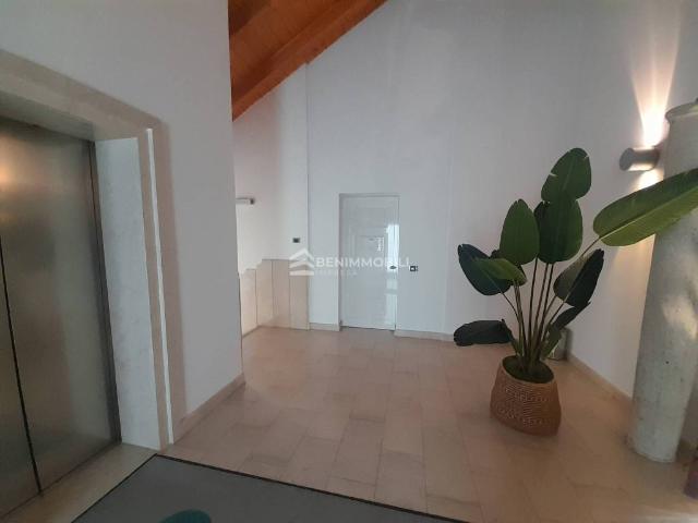 Locale Commerciale in vendita a Vicina, Desenzano Del Garda
