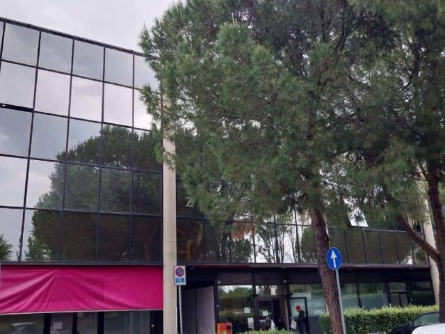 Locale Commerciale in vendita a Rivoltella del Garda, Desenzano Del Garda