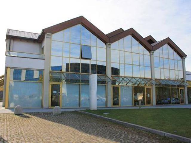 Locale Commerciale in vendita a Vicina, Desenzano Del Garda