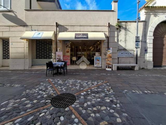 Locale Commerciale in vendita a Desenzano Del Garda, Lombardia