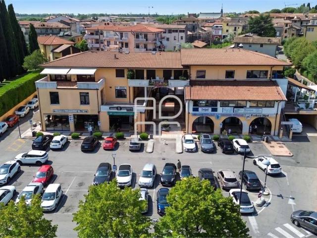 Locale Commerciale in vendita a Rivoltella del Garda, Desenzano Del Garda