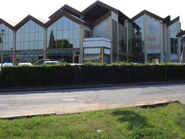 Locale Commerciale in vendita a Vicina, Desenzano Del Garda